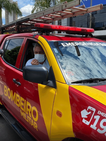 Ronaldo Caiado, governador de Goiás, em carro do corpo de bombeiros - Reprodução