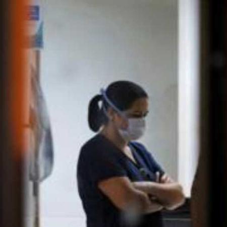 Enfermeira em hospital de Brasília; plataforma de classificados de empregos viu avanço de até 700% em vagas na área de enfermagem na comparação entre março de 2019 e 2020 ? quando a pandemia de coronavírus já havia sido decretada - REUTERS/ADRIANO MACHADO