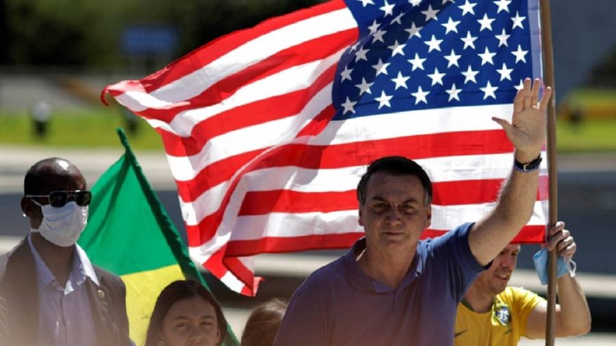 Sempre há um tolo nas manifestações pró-Bolsonaro brandindo a bandeira americana. Ainda que Trump fosse um doce de coco com o Brasil, isso é de uma estupidez ímpar, certamente inédita no mundo - Foto: Ueslei Marcelino - 3.mai.20/Reuters