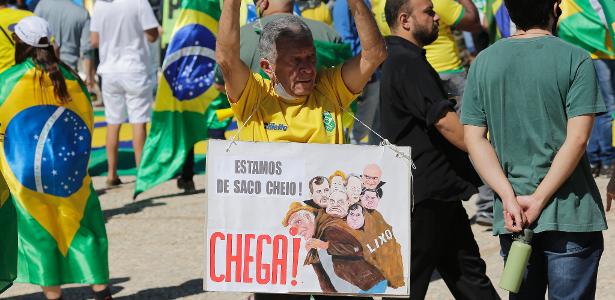 31.mai.2020 - Apoiadores de Jair Bolsonaro (sem partido) exibem faixas contra o STF durante manifestação na Praça dos Três Poderes, em Brasília