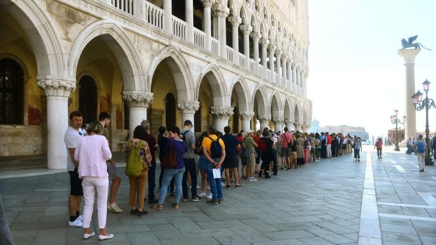 13.jun.2020 - Turistas esperam em longa fila para visitar o Palazzo Ducale, uma das construções mais imponentes de Veneza, na Itália, reaberto hoje - Roberto Serra - Iguana Press/Getty Images
