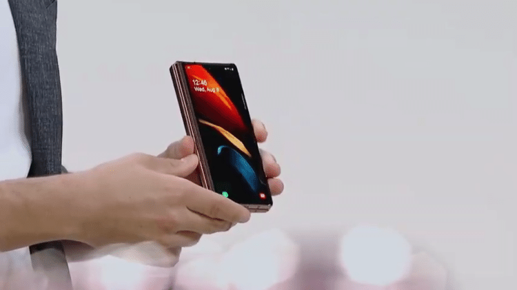 A tela externa do Galaxy Z Fold 2 agora ocupa toda a frente - Reprodução - Reprodução