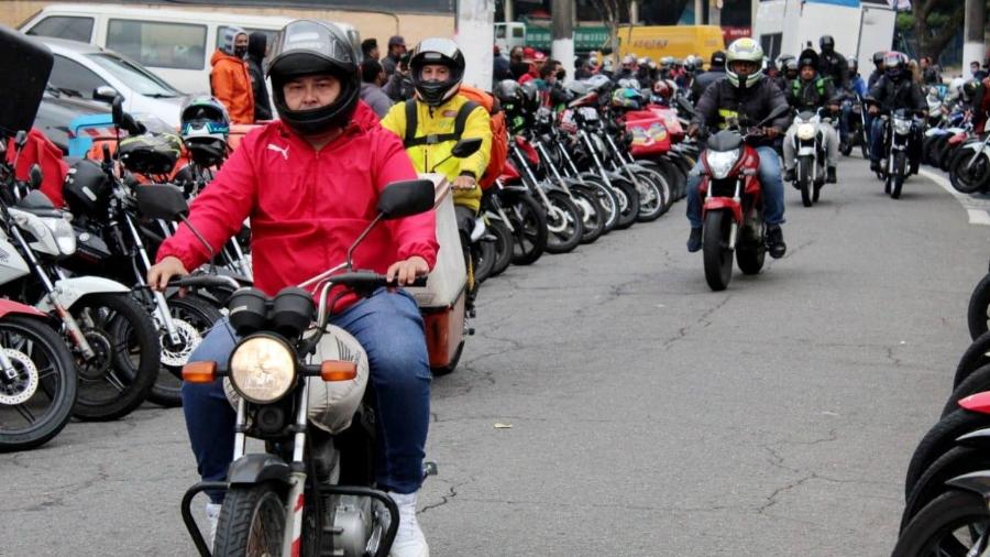 Imagem de 14 de julho mostra entregadores de apps circulando na frente do sindicato - Divulgação/SindimotoSP