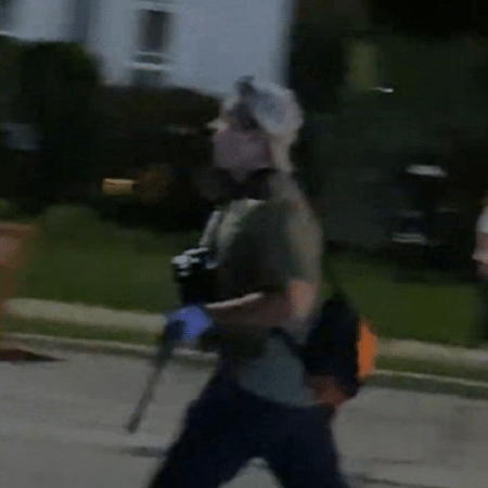 26.08.2020 - Atirador flagrado em vídeo é suspeito de matar duas pessoas em manifestação na cidade de Kenosha, em Wisconsin (EUA) - Reprodução