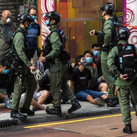 Manifestantes detidos em Hong Kong em 6 de setembro; número de detidos passa de 10 mil desde junho de 2019 - Dale De La Rey/AFP