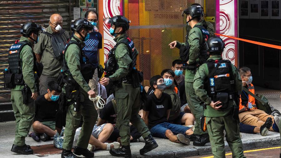 06.set.2020 - Manifestantes detidos por policiais em Hong Kong - Dale De La Rey/AFP