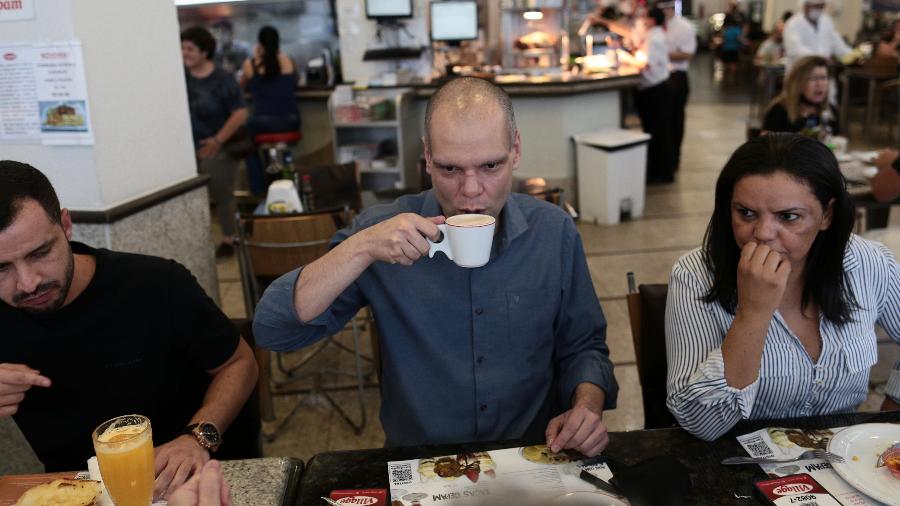 3 out.2020 - Bruno Covas (PSDB) toma café na padaria Cepam, na zona sudeste de São Paulo - ETTORE CHIEREGUINI/AGIF - AGÊNCIA DE FOTOGRAFIA/ESTADÃO CONTEÚDO