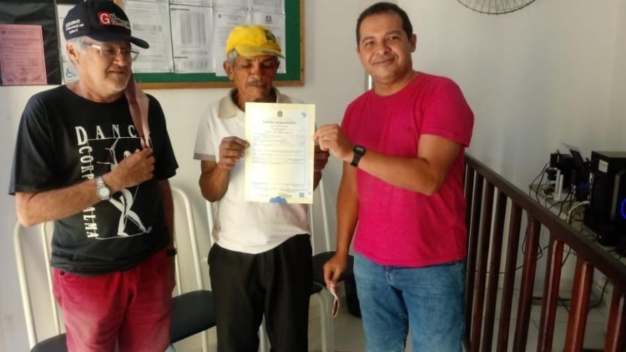 José Ferreira exibe sua certidão de nascimento após cerca de 62 anos sem registro - Divulgação/ DPE-PB/ Jocelino Tomaz