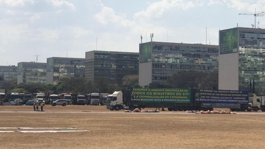 Caminhoneiros bolsonaristas acampados na Esplanada dos Ministérios, em Brasília, com propostas contra o STF - Eduardo Militão/UOL