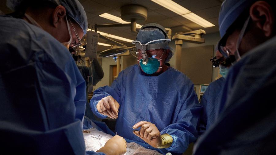 Cirurgiões preparam procedimento nos EUA - Joe Carrotta para NYU Langone Health/Handout via REUTERS