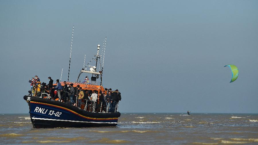 Barco de resgate chegando ao Reino Unido, no início de setembro; crise ganhou escala a partir de 2018 - Ben Stansall/AFP