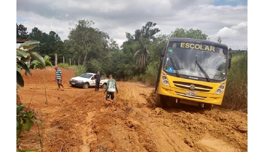 Ônibus escolar atola na cidade de Arthur Nogueira (SP), em 2019. No governo Bolsonaro, a imagem passa a ser metáfora de escândalo quase bilionário. É o Ministério da Educação que está atolado na lama, servindo ao Centrão e também a pistolerios amadores - Reprodução/Nogueirense