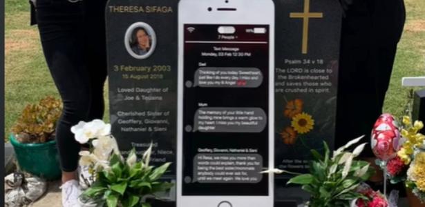 Una familia instala una lápida con forma de iPhone en la tumba de un adolescente