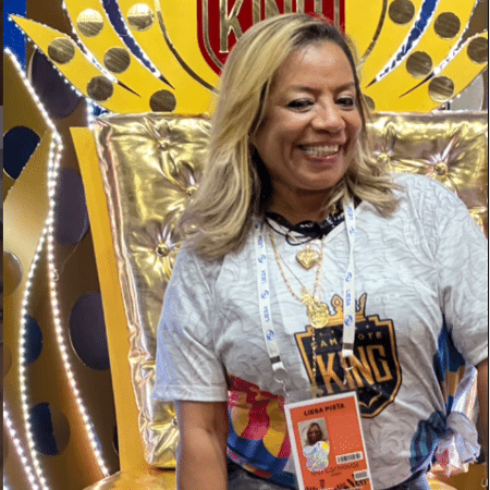 A delegada Adriana Belém no Camarote do King, na Marquês de Sapucaí - Reprodução/Instagram