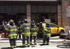 Táxi invade calçada, atropela pedestres e deixa 6 feridos em Nova York - FNTV/Reprodução de vídeo