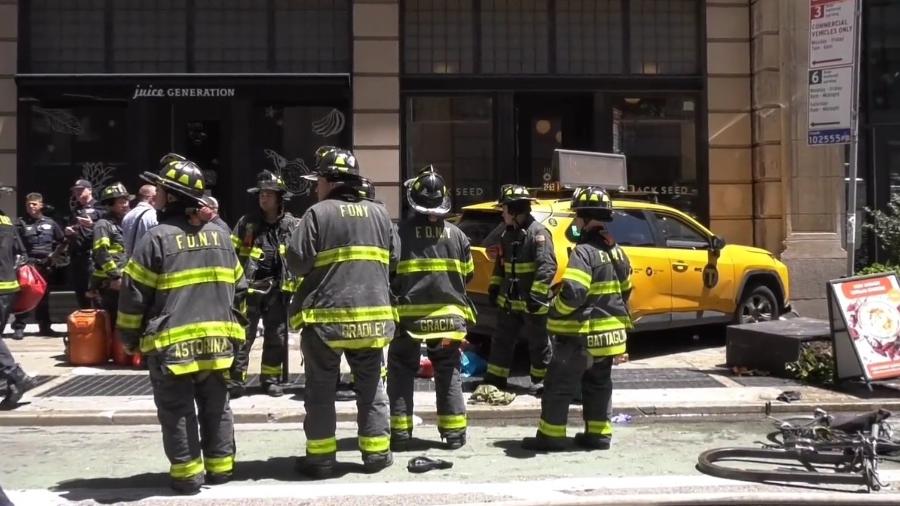 Carro invadiu calçada e atropelou pedestres em Nova York - FNTV/Reprodução de vídeo