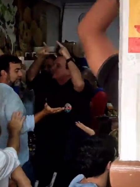Eduardo Paes provoca Marcelo Freixo em brincadeira num bar - Reprodução/Twitter