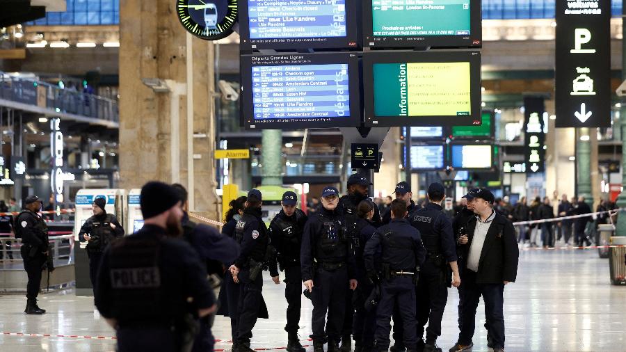 11.jan.23 - A polícia francesa protege a área depois que um homem com uma faca feriu várias pessoas na estação de trem Gare du Nord em Paris, França - BENOIT TESSIER/REUTERS
