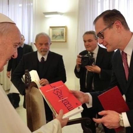 Zanin entrega seu livro ao papa Francisco; Lula aparece ao fundo