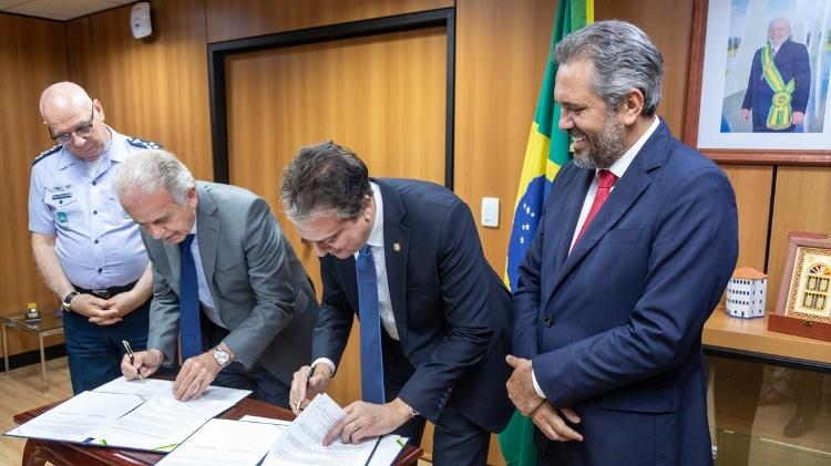 Comandante da Aeronáutica, Marcelo Kanitz Damasceno; ministros da Defesa, José Mucio Monteiro, e da Educação, Camilo Santana; e o governador Elmano de Freitas Comandante da Aeronáutica, Marcelo Kanitz Damasceno; ministros da Defesa, José Mucio Monteiro, e da Educação, Camilo Santana; e o governador Elmano de Freitas