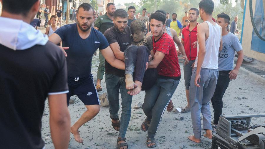 Pessoas carregam palestino ferido no sul da Faixa de Gaza após ataques de Israel