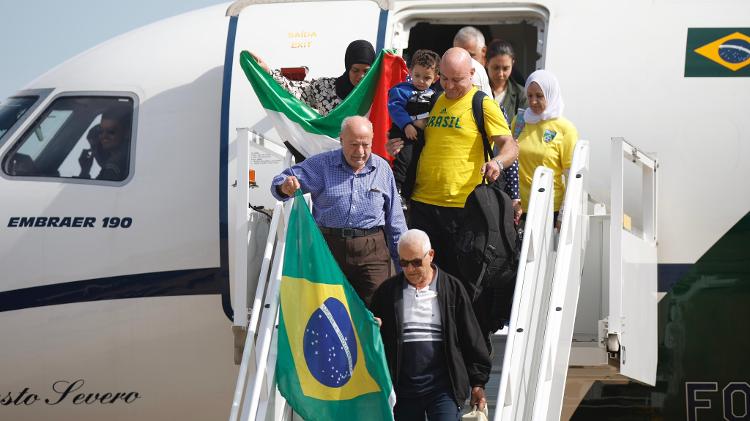 Brasileiros repatriados da Cisjordânia chegam ao Brasil, na Base Aérea de Brasília