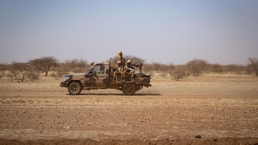 Foto de arquivo mostra patrulha de soldados de Burkina Faso