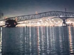 Barco que destruiu ponte nos EUA será movido amanhã, 2 meses após colisão