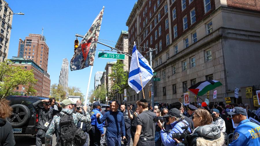22.04.2024 - Protestos são registrados ao lado de fora da Universidade de Columbia