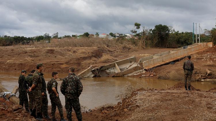 Militares do exército brasileiro próximos a uma ponte que desabou durante as enchentes do rio Taquari (20/05).