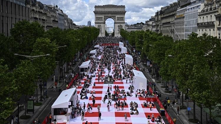 Um piquenique gigante reuniu 4,4 mil pessoas na avenida Champs-Elysées, em Paris. Mais de 270 mil pessoas se inscreveram e os participantes foram escolhidos por sorteio. A iniciativa foi promovida pelo comércio e restaurantes da avenida.
