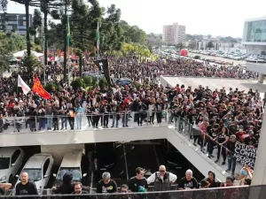 Manifestantes contra projeto que terceiriza gestão de escolas públicas invadem assembleia do PR