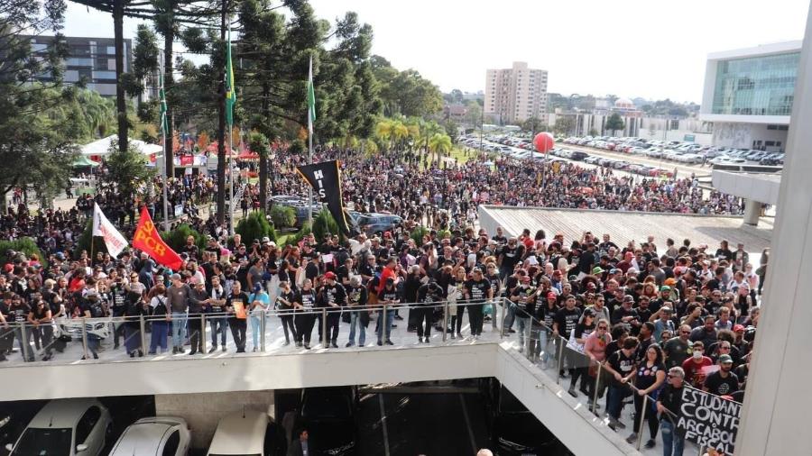 A Assembleia Legislativa do Paraná (Alep), em Curitiba, foi invadida por manifestantes contrários a um projeto que seria votado no plenário da Casa