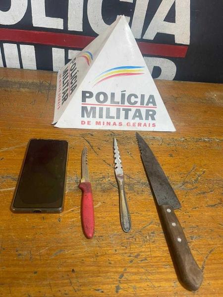 Facas apreendidas pela polícia com o agressor Kassio Ragazzi  - Divulgação/PMMG