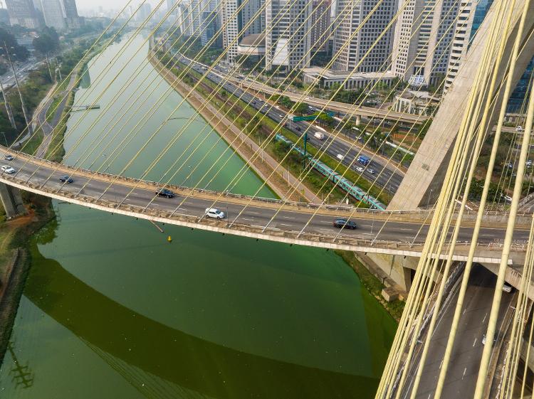 Rio Pinheiros, em São Paulo, com coloração verde