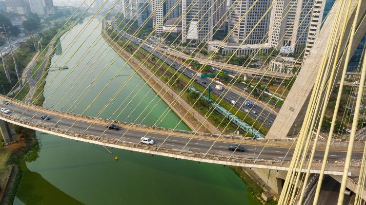 Rio Pinheiros, em São Paulo, amanheceu com coloração verde devido à proliferação de algas