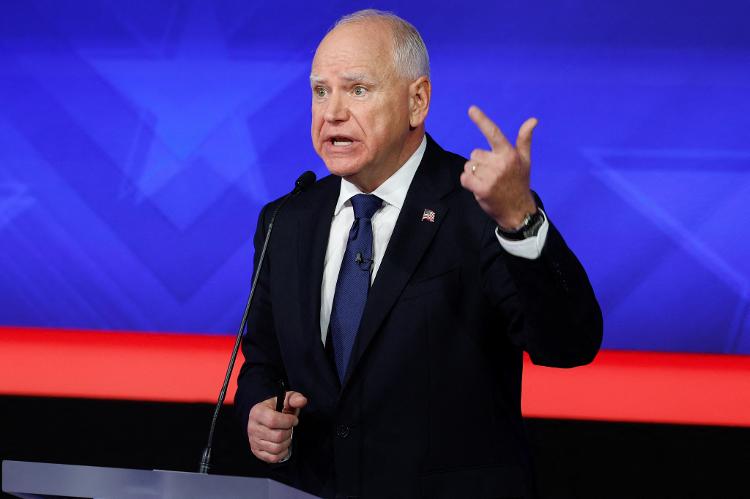 Tim Walz, candidato democrata a vice-presidente dos EUA, durante debate da CBS