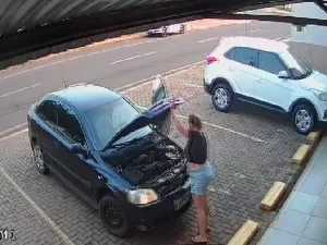 Carro liga 'sozinho' e atropela motorista no Paraná; veja vídeo