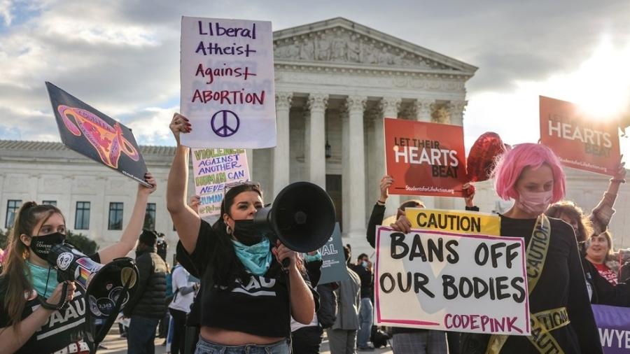 Mulheres protestam na frente da Suprema Corte dos Estados Unidos