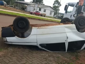 Capotou sozinho? O que aconteceu com carro flagrado em vídeo misterioso