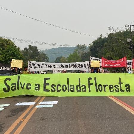 Bloqueio da rodovia PA-370 em Santarém em protesto contra condomínio em Alter do Chão (PA)