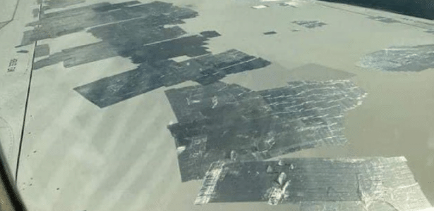 Fã de Lady Gaga mostra avião remendado com fita prateada; tem perigo?