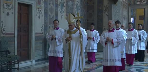 Padre Júlio: Sapato preto indica que papa Leão 14 pisará caminho do povo