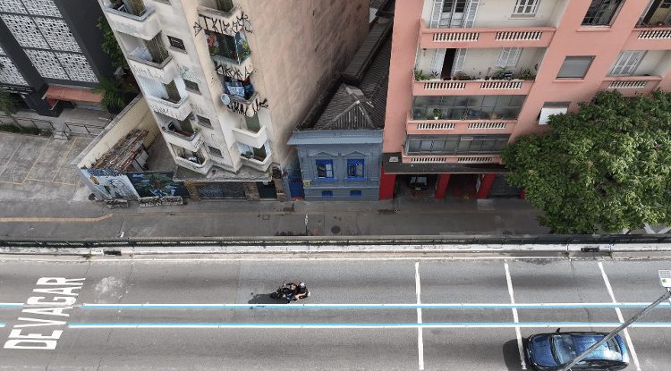 O elevado, apesar de ter um papel relevante no trânsito da cidade, é considerado por especialistas um desastre urbanístico.