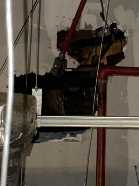Dupla invadiu duto de ar condicionado para assaltar joalheria em Olinda Dupla invadiu duto de ar condicionado para assaltar joalheria em Olinda