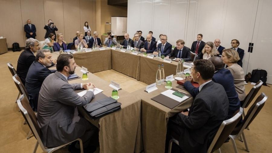 20.jun.2025 - O Ministro das Relações Exteriores do Irã, Abbas Araghchi (2º à esq.), durante reunião sobre o programa nuclear de Teerã com diplomatas europeus - Handout / German Federal Foreign Office / AFP