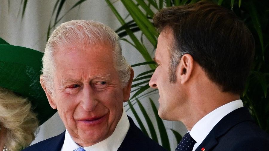 Rei Charles (à esquerda) apareceu hoje com o olho direito visivelmente vermelho Rei Charles (à esquerda) apareceu hoje com o olho direito visivelmente vermelho