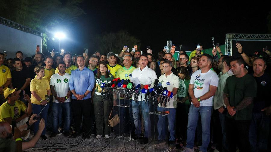 O candidato a presidente derrotado, Flávio Bolsonaro, em coletiva de imprensa após resultado das eleições, no Lago Sul, em Brasília