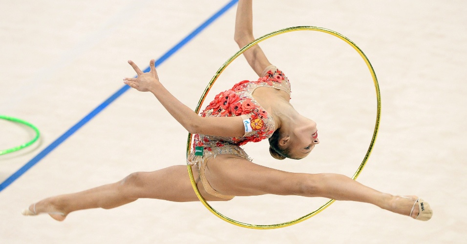 8.set.2015 - A atleta russa Aleksandra Soldatova compete com o aro em Stuttgart, na Alemanha