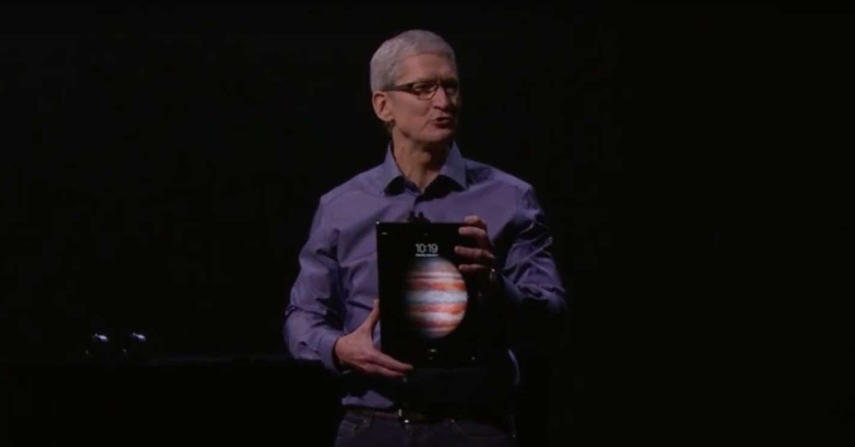 9.set.2015 - Tim Cook, diretor-executivo da Apple, apresenta novo iPad Pro durante conferência anual da empresa no auditório do Bill Graham Civic, em San Francisco, Califórnia (EUA)